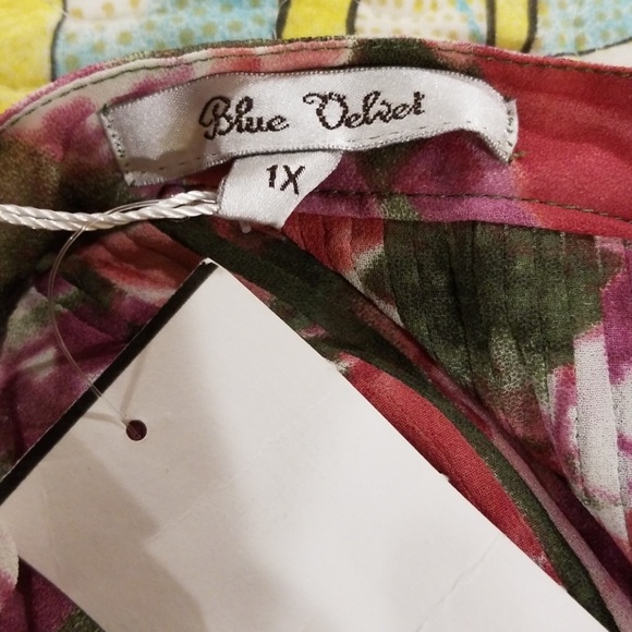 Blue Velvet shear floral pattern top - Picture 5 of 5